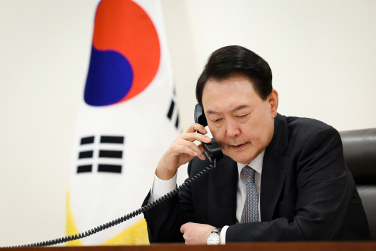 윤석열 대통령이 지난 10월 29일 대통령실에서 볼로디미르 젤렌스키 우크라이나 대통령과 전화 통화를 하고 있다.[대통령실 제공]